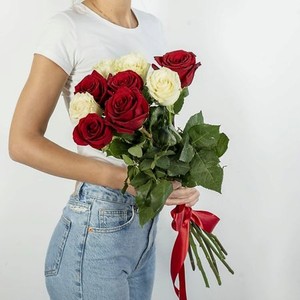ЛЭТУАЛЬ FLOWERS Букет из высоких красно-белых роз Эквадор 9 шт. (70 см)