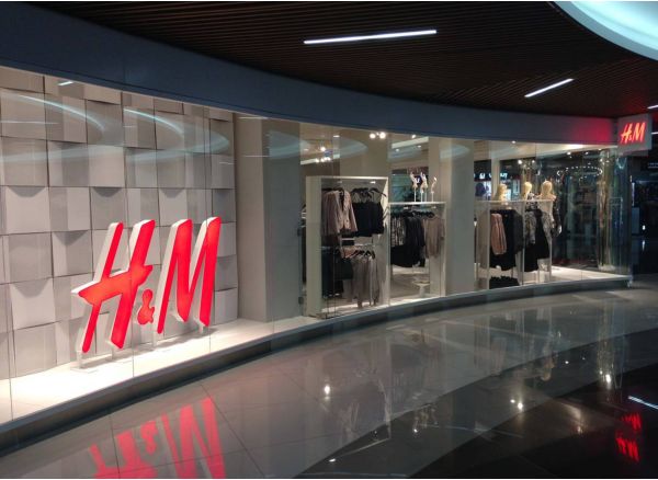 H&M уточнила, что магазины в России открыты временно и новые коллекции не поступают.