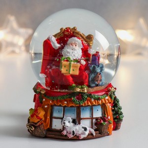 Сувенир-шар  Дед Мороз в кресле с подарками  7*6,7*8,8 см