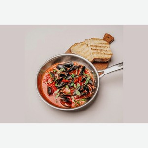 Сковорода мидий с томатным соусом и базиликом