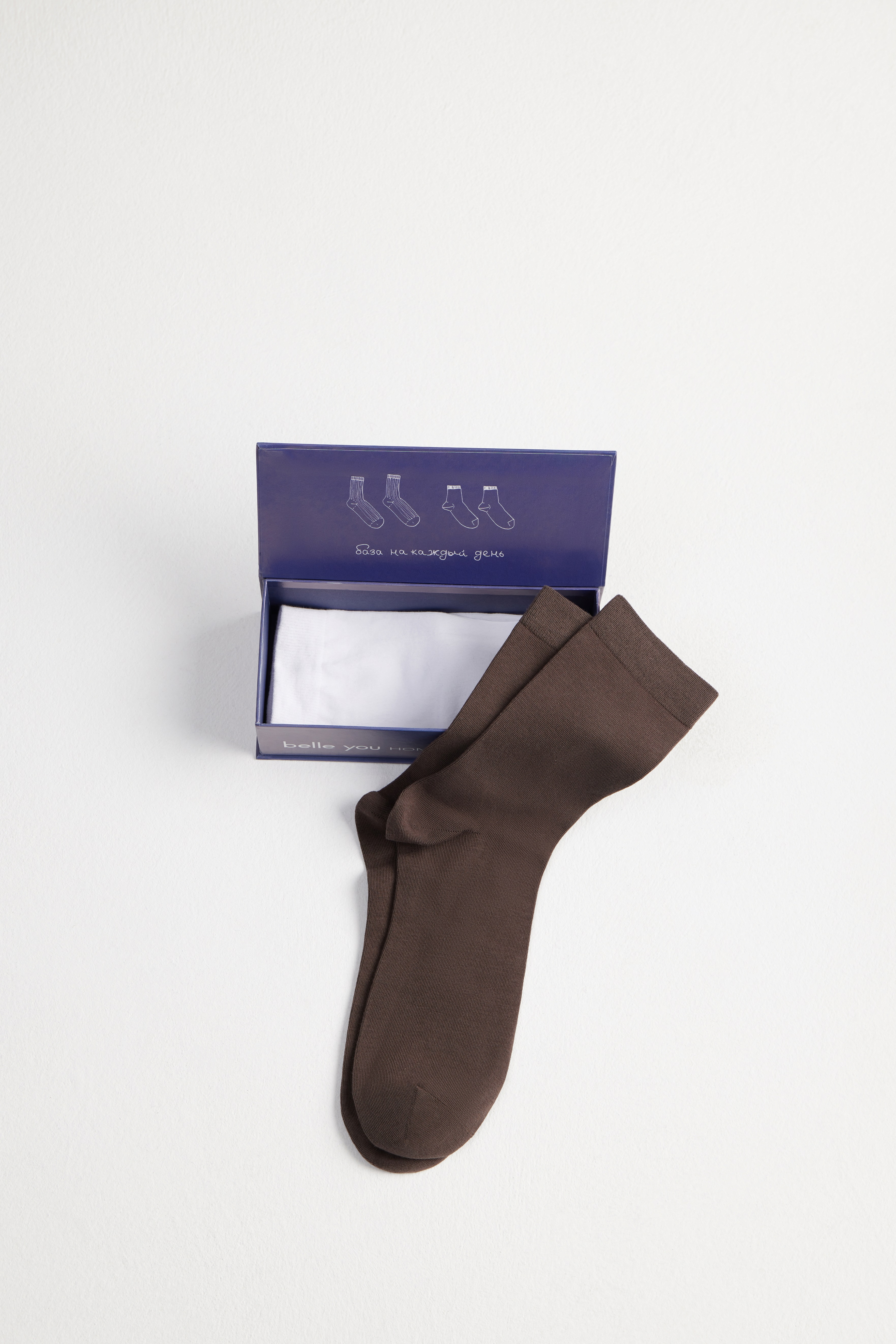 Набор мужских хлопковых носков классической длины (белый / горький шоколад)